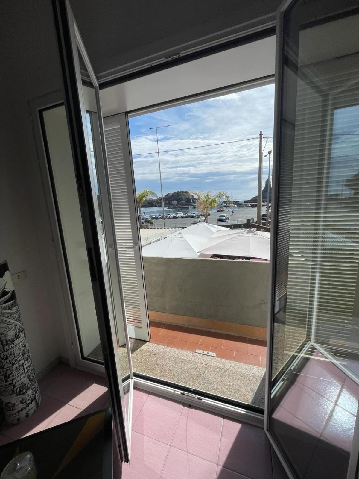 Terrazza Faraglioni Apartment Aci Trezza Luaran gambar