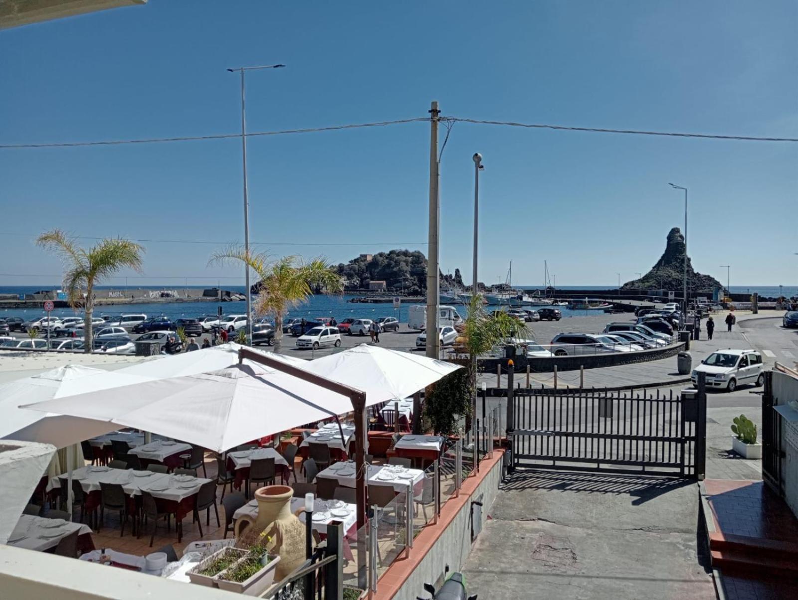 Terrazza Faraglioni Apartment Aci Trezza Luaran gambar